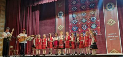 участие на певческа група Буратино - фестивал за автентично народно пеени - Младежки дом - Монтана - Детска градина 3 Буратино - Монтана