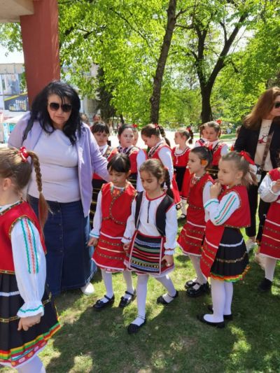 участие на певческа група Буратино - фестивал за автентично народно пеени - Младежки дом - Монтана - Детска градина 3 Буратино - Монтана